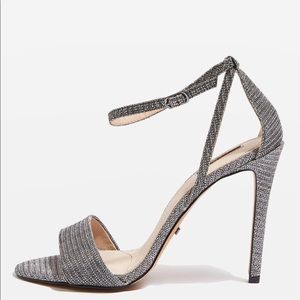 🌸Gorgeous Silver Stiletto Heels🌸